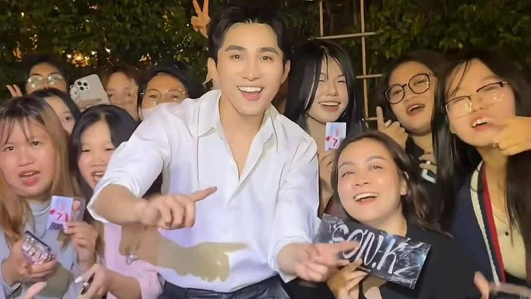 Sơn.K ca hát với fan