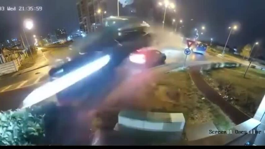 Ôtô bay như tên bắn qua đầu hai xe khác