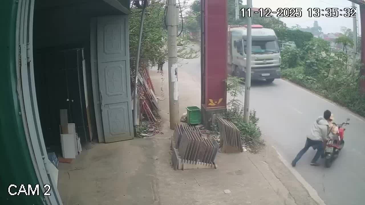 Thanh niên đẩy cảnh sát giao thông vào gầm xe tải