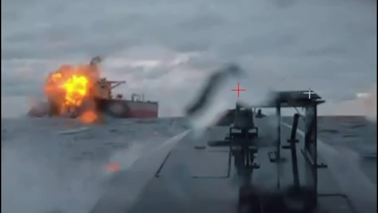 Xuất hiện video xuồng tự sát Ukraine tập kích 'tàu bóng tối Nga'