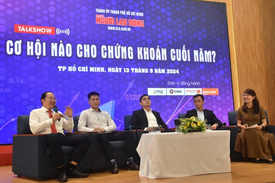 Các chuyên gia nhận định việc khối ngoại liên tục bán ròng đã gây tiêu cực tới tâm lý các nhà đầu tư cá nhân Ảnh: TẤN THẠNH Các chuyên gia nhận định việc khối ngoại liên tục bán ròng đã gây tiêu cực tới tâm lý các nhà đầu tư cá nhân Ảnh: TẤN THẠNH