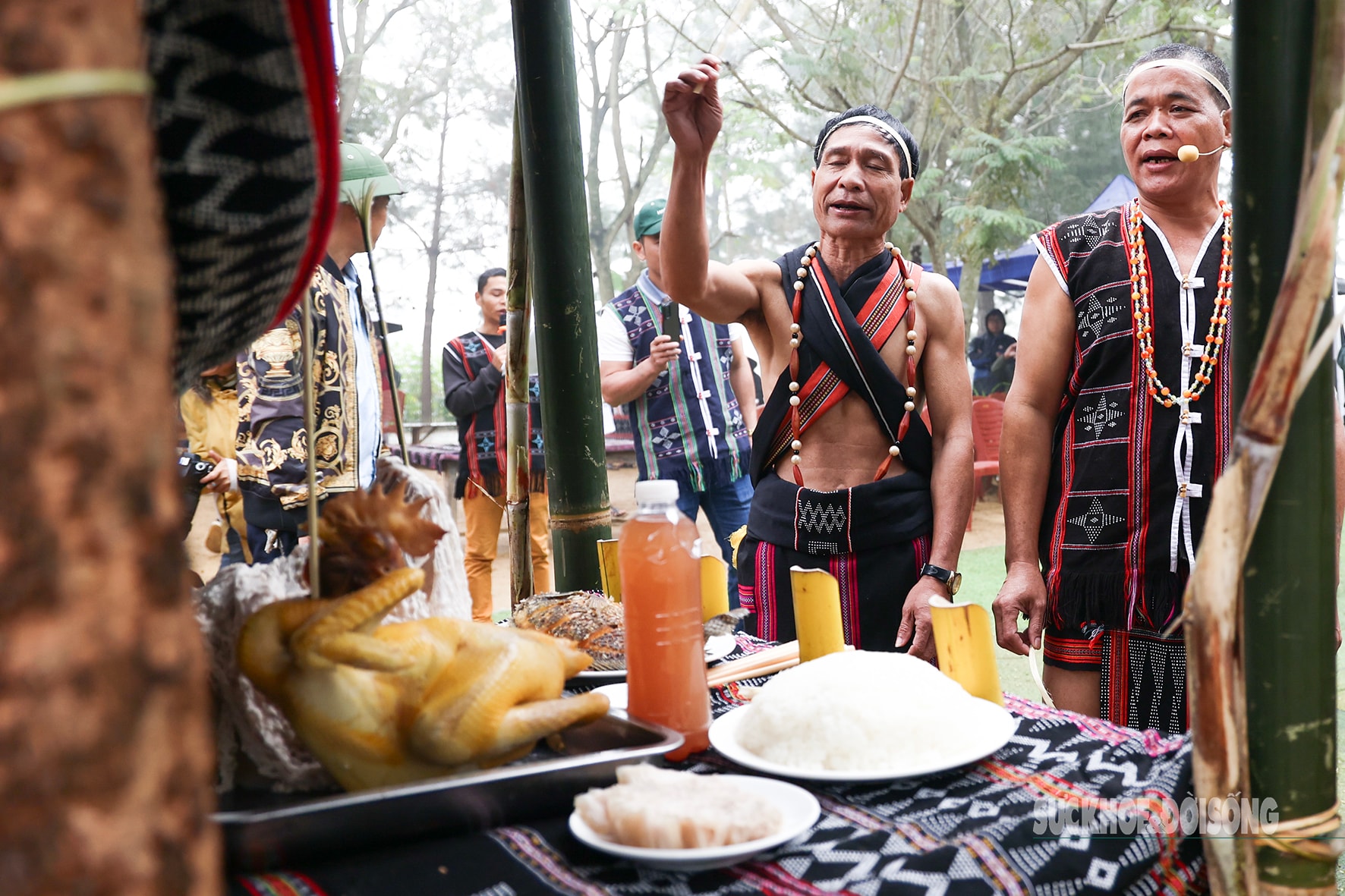 Sức mạnh nam nhi trong nghi lễ kết nghĩa của người Cơ Tu- Ảnh 3. Sức mạnh nam nhi trong nghi lễ kết nghĩa của người Cơ Tu- Ảnh 3.