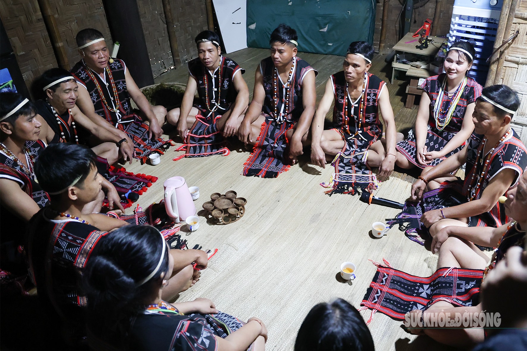Sức mạnh nam nhi trong nghi lễ kết nghĩa của người Cơ Tu- Ảnh 1. Sức mạnh nam nhi trong nghi lễ kết nghĩa của người Cơ Tu- Ảnh 1.