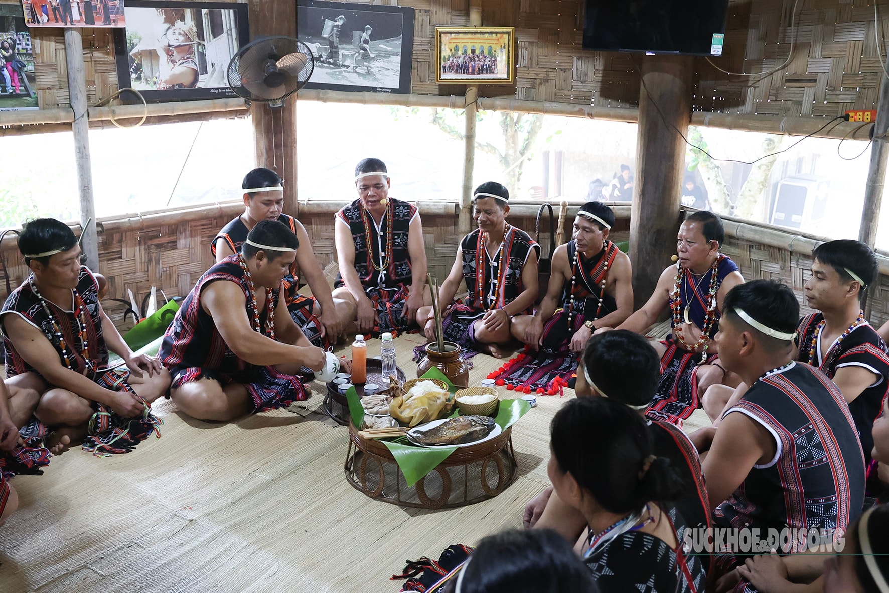 Sức mạnh nam nhi trong nghi lễ kết nghĩa của người Cơ Tu- Ảnh 2. Sức mạnh nam nhi trong nghi lễ kết nghĩa của người Cơ Tu- Ảnh 2.