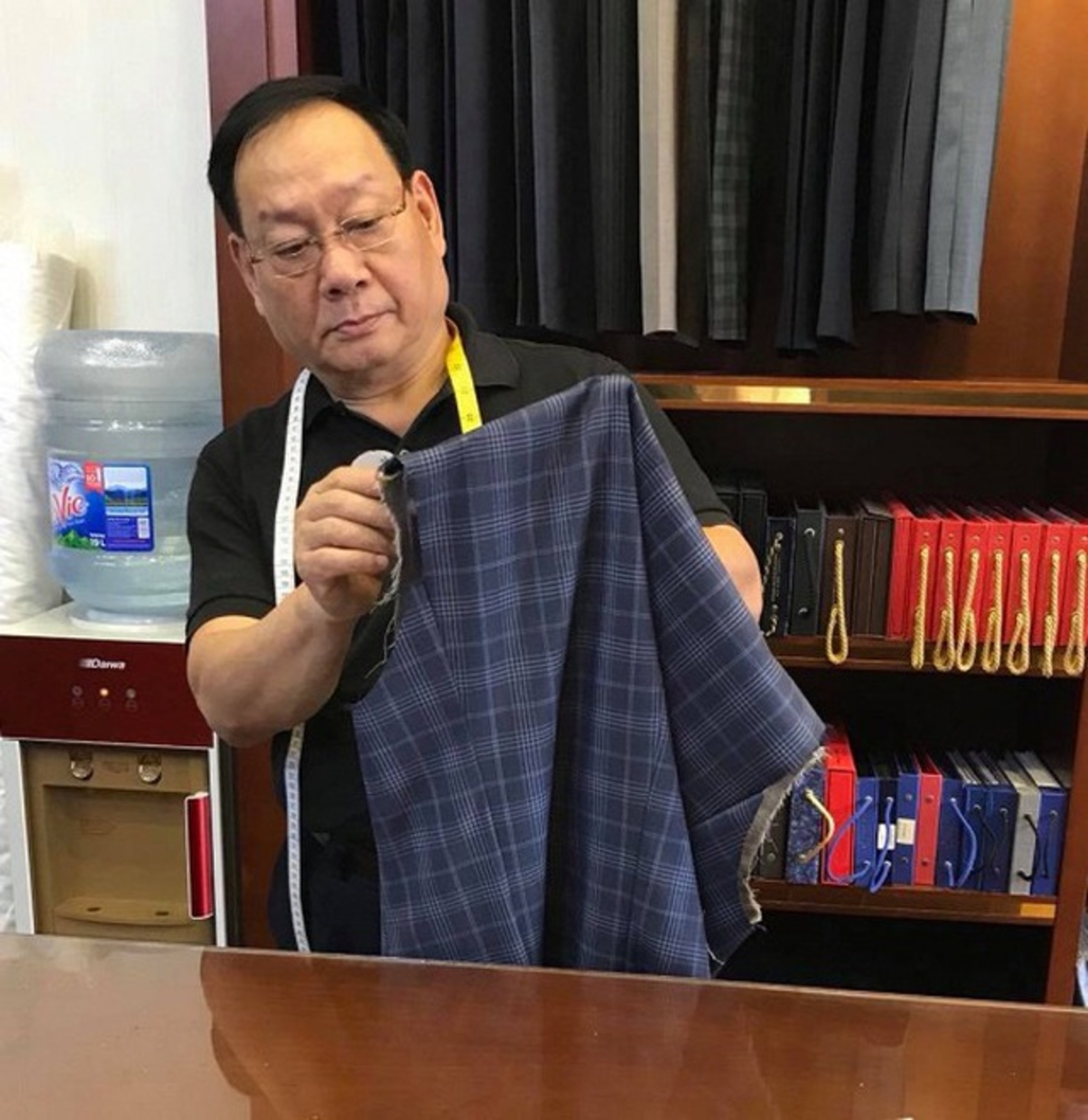 Ngoài đời, nghệ sĩ Tiến Đạt là người khác hẳn trong phim. Ông còn là chủ của tiệm may lớn ở Hà Nội.