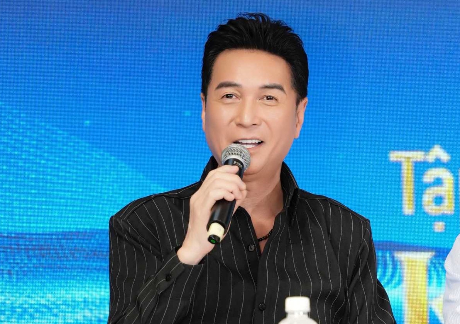 Nguyễn Hưng vẫn trẻ trung, phong độ ở tuổi 68.