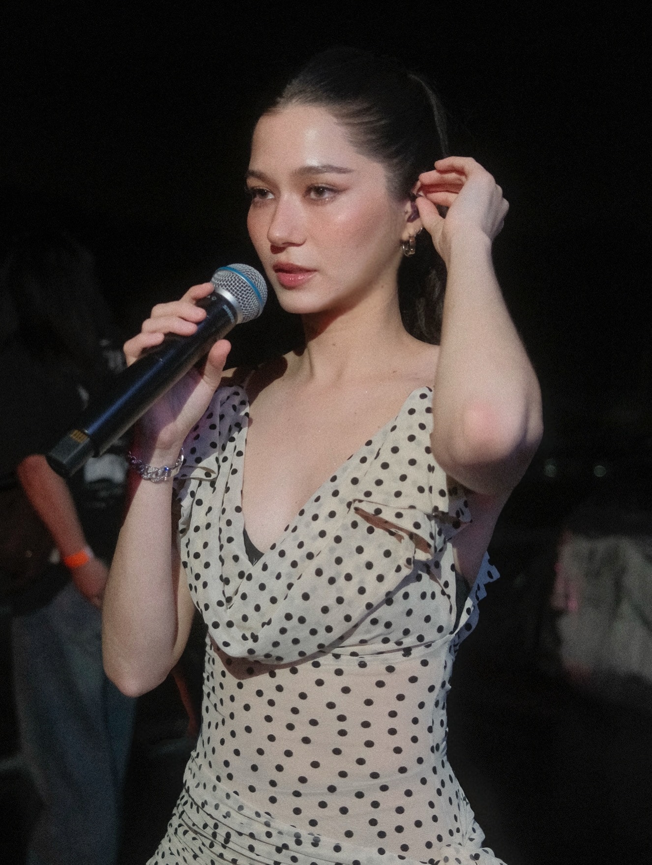 Nữ ca sĩ cũng khẳng định trong suốt sự nghiệp ca hát rất hiếm khi hát nhép. Vì vậy, cô cảm thấy buồn vì nếu được hát live, dù có dở đi nữa cũng sẽ thấy vui hơn vì đó là tài năng của mình.