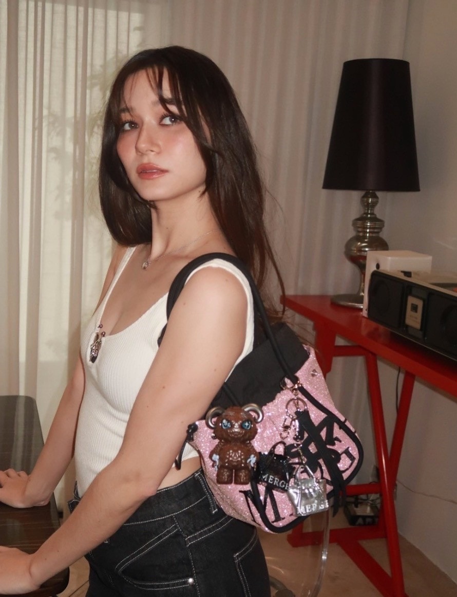 Đời thường, Violette Wautie ưa chuộng phong cách tối giản với áo hai dây, crop top, quần jeans, váy hai dây tôn dáng..