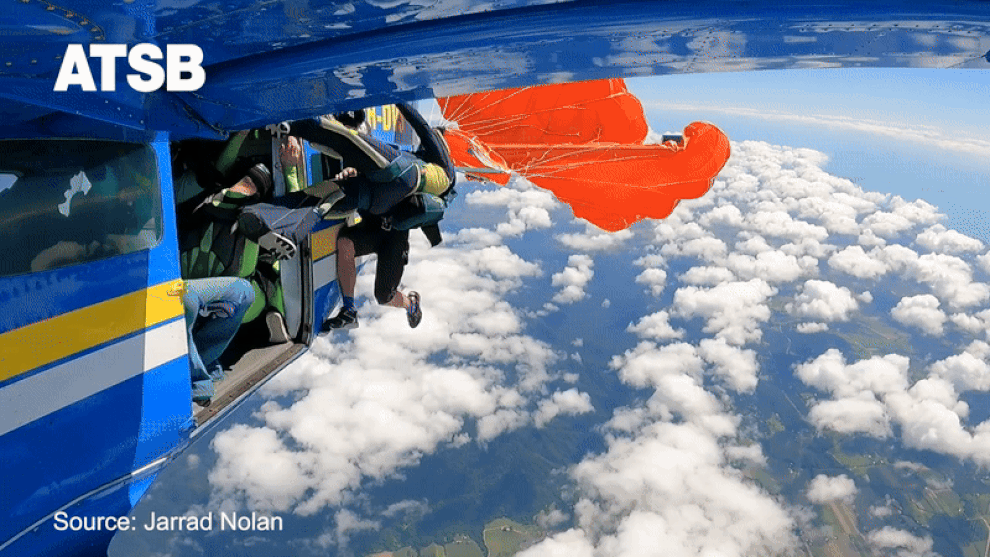 Cảnh người đàn ông nhảy từ độ cao 4.500m nhưng dù bị mắc vào đuôi máy bay - 1