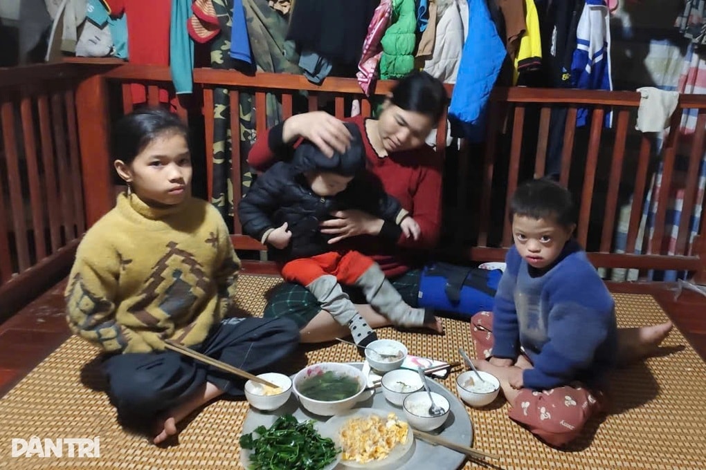 Chồng mất, con khuyết tật nặng, mẹ nghèo vừa ra viện vẫn gắng mưu sinh - 3 Chồng mất, con khuyết tật nặng, mẹ nghèo vừa ra viện vẫn gắng mưu sinh - 3