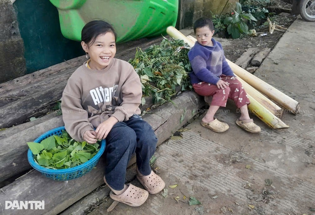 Chồng mất, con khuyết tật nặng, mẹ nghèo vừa ra viện vẫn gắng mưu sinh - 2 Chồng mất, con khuyết tật nặng, mẹ nghèo vừa ra viện vẫn gắng mưu sinh - 2