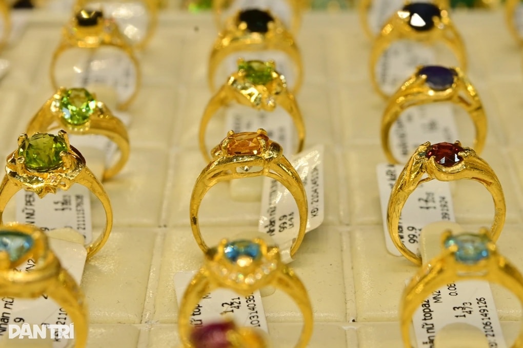 Giá vàng miếng giảm bất chấp giá vàng thế giới tăng - 1