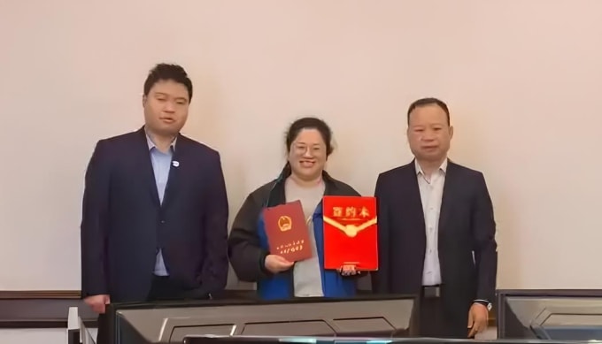 Một nữ nhân viên được Công ty cổ phần ôtô Zhejiang Guosheng (trụ sở tại Ôn Châu) tặng nhà. Ảnh: Jimu news