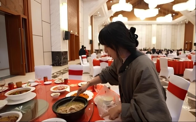 Xuanxuan lấy thức ăn thừa tại đám cưới. Ảnh: 163.com