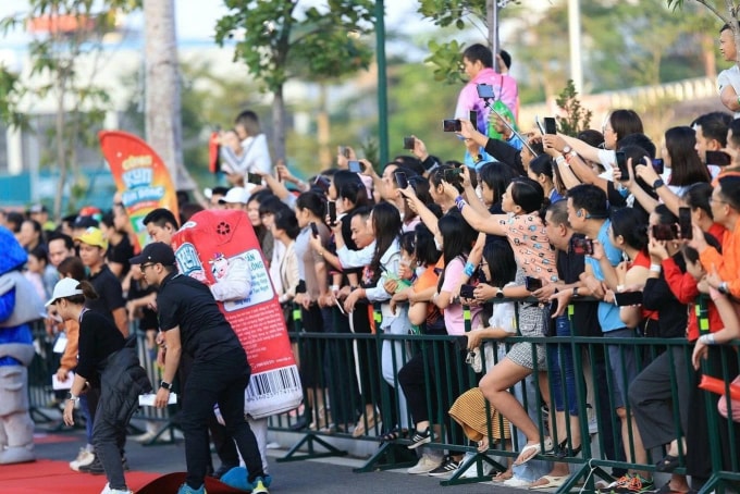 Phụ huynh Hải Phòng đứng kín rào cổ vũ con ở giải năm trước. Ảnh: VnExpress Marathon