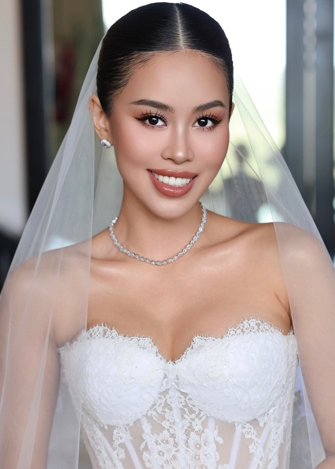 Tiên Nguyễn trong chiếc váy cưới làm lễ cùng chú rể trước quan khách. Ảnh: Hàng Thanh Thiện