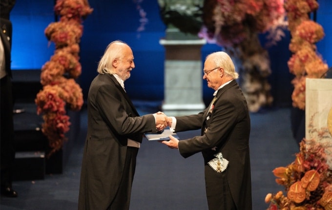 Nhà văn Hungary László Krasznahorkai (trái) nhận giải Nobel Văn học từ vua Thụy Điển King Carl XVI Gustaf. Ảnh: Nanaka Adachi/Nobel Prize