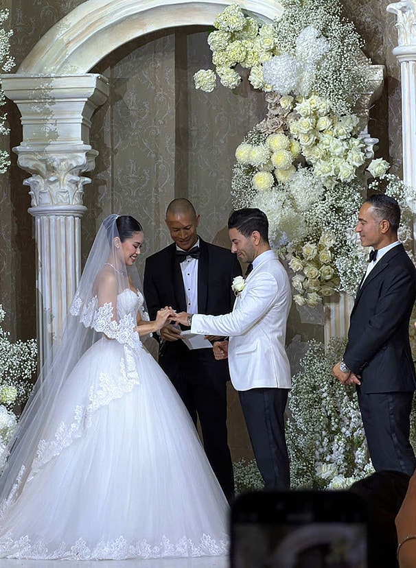 Cô dâu chú rể trao nhẫn cưới. Ảnh: Đinh Phương Ánh