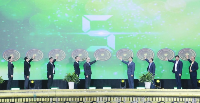 Lãnh đạo tỉnh Thanh Hoá cùng các đại biểu thực hiện nghi thức khai trương Trưng bày, giới thiệu sản phẩm nông sản, thực phẩm an toàn tỉnh Thanh Hóa năm 2025. Ảnh: Lam Sơn