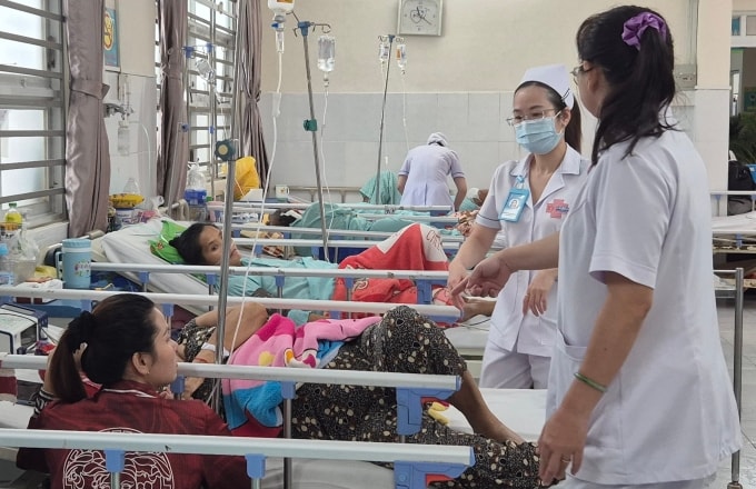 Bệnh nhân điều trị tại Khoa Nội thận - Lọc máu, Bệnh viện Bình Dân. Ảnh: Lê Phương