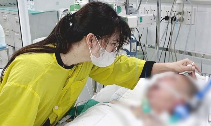 Người vợ tiễn biệt chồng lần cuối. Ảnh: Thảo My