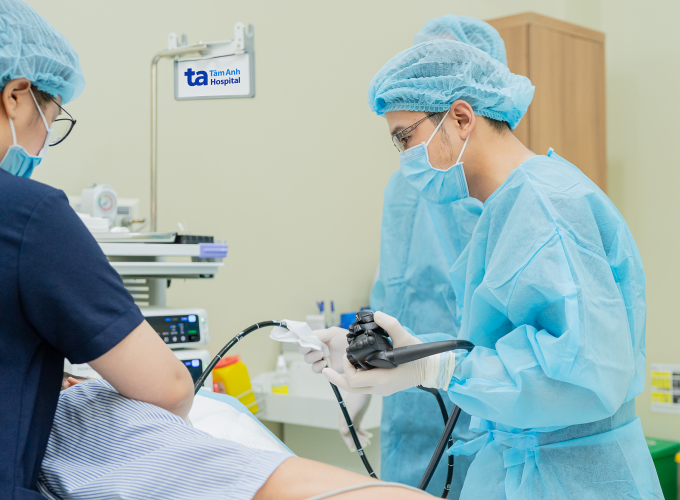 Bác sĩ Tựu đang thực hiện nội soi cho người bệnh. Ảnh: Bệnh viện Đa khoa Tâm Anh
