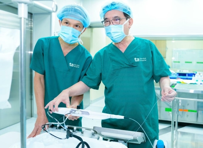 Giáo sư Nhân (phải) cùng êkíp chạy thử mô hình máy gắn mũi khoan kim cương trước ca can thiệp. Ảnh: Ngọc Hà