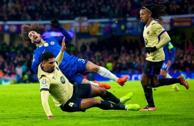 Araujo vào bóng đối với Cucurella và phải nhận thẻ vàng thứ hai, trong trận Chelsea 3-0 Barca ở lượt năm vòng bảng Champions League hôm 25/11. Ảnh: KS