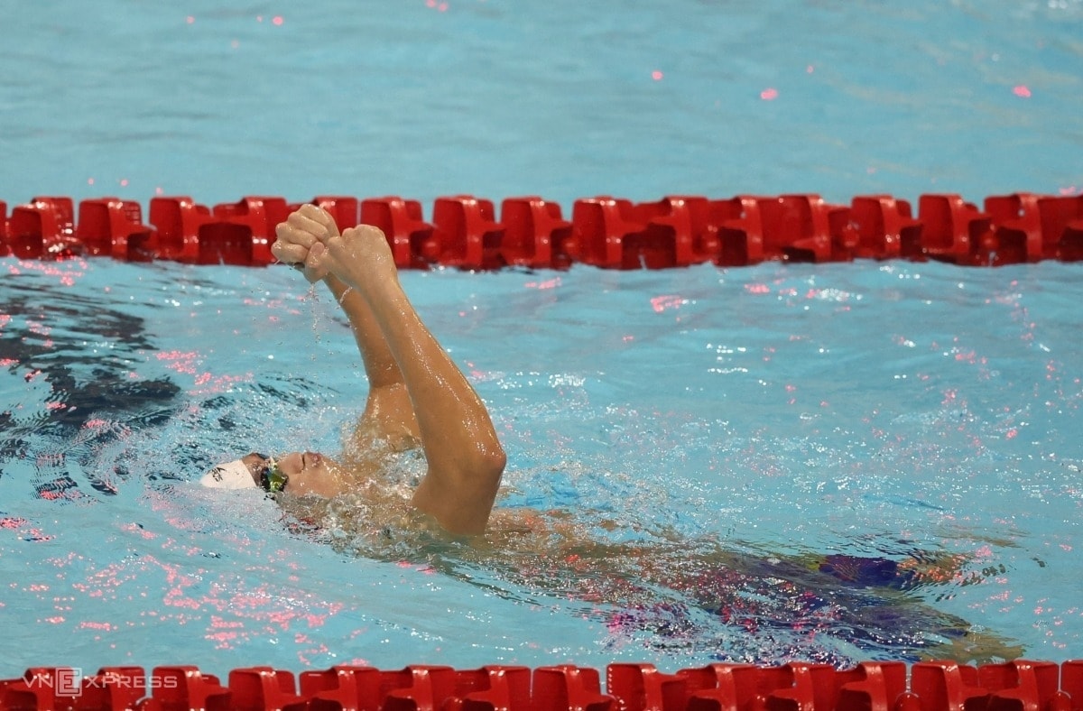 Hưng Nguyên mừng chiến thắng dưới bể sau khi hoàn tất lượt bơi cuối của đội Việt Nam, nội dung 4x200 m tiếp sức tự do nam hôm 11/12. Ảnh: Đức Đồng