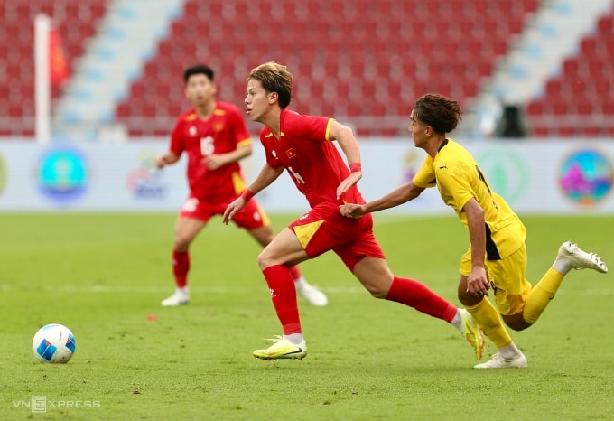 Tiền vệ Việt Nam Lê Viktor (giữa) thi đấu trong trận thắng Malaysia 2-0 ở lượt cuối bảng B bóng đá nam SEA Games 33, trên sân Rajamangala ở Bangkok, Thái Lan ngày 11/12/2025. Ảnh: Hiếu Lương
