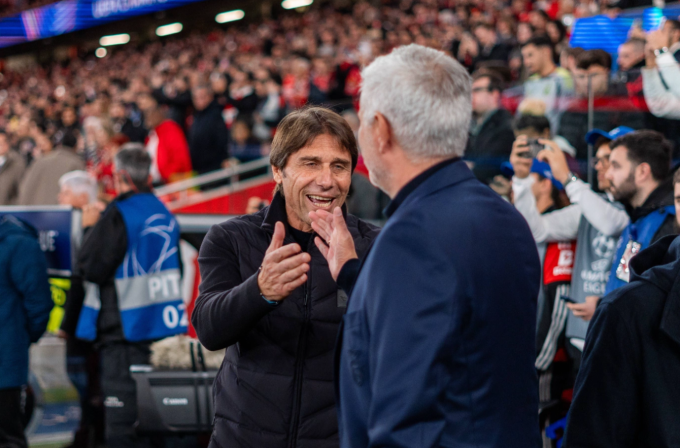 HLV Jose Mourinho bắt tay Antonio Conte trước trận Benfica thắng Napoli 2-0 ở lượt sáu vòng bảng Champions League trên sân Luz, Bồ Đào Nha ngày 10/12. Ảnh: Imago