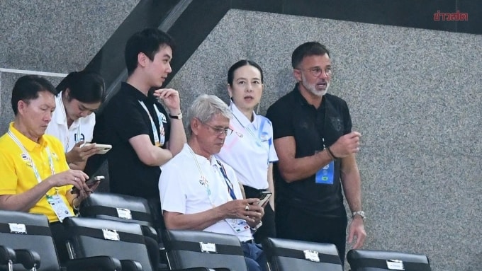 Bà Madam Pang (thứ hai từ phải sang) trên khán đài sân Rajamangala, Bangkok, Thái Lan hôm 11/12. Ảnh: Khaosod