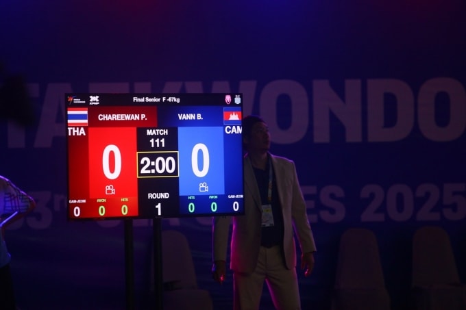 Bảng điện tử thông báo hai võ sĩ Thái Lan và Campuchia góp mặt ở trận chung kết hạng 62-67kg nữ. Ảnh: SG33