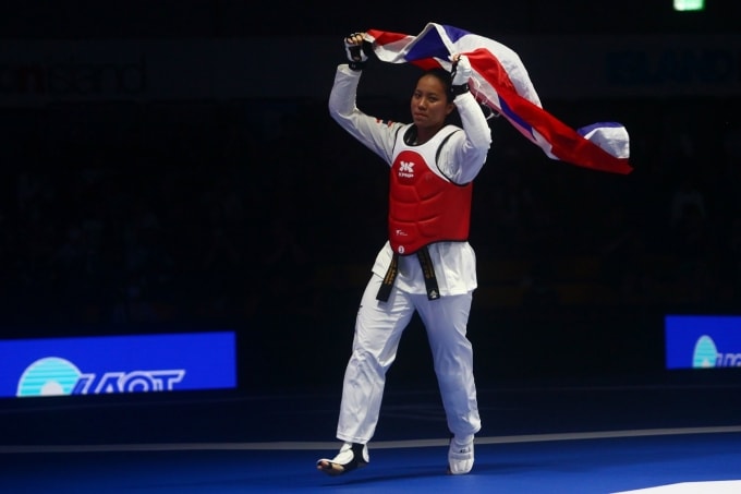 Chareewan Piyachutrutai mừng tấm HC vàng dễ nhất sự nghiệp, tại khu liên hợp thể thao quốc gia Bangkok, chiều 11/12. Ảnh: SG33