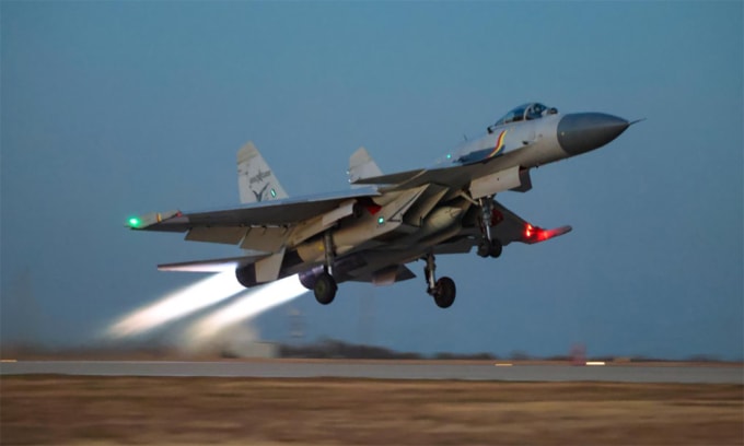 Tiêm kích hạm J-15 cất cánh trong buổi huấn luyện tại Học viện Không quân Hải quân Trung Quốc ở Yên Đài ngày 12/6. Ảnh: PLA