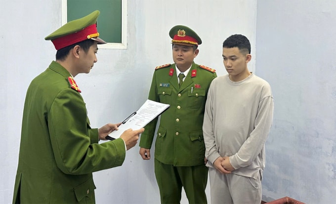 Công an đọc lệnh bắt Võ Ngọc Hoàng. Ảnh: Khôi Trần