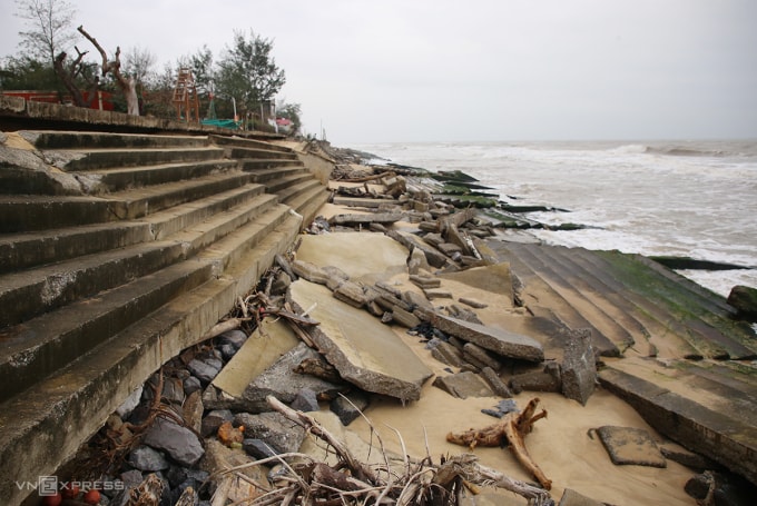 Hơn 700 m kè bị đổ sập xuống biển. Ảnh: Đắc Thành