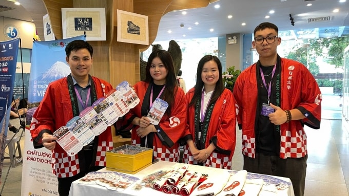 Giảng viên, sinh viên Đại học Việt Nhật tham gia tư vấn tuyển sinh ở một trường THPT, hồi tháng 11. Ảnh: Fanpage trường