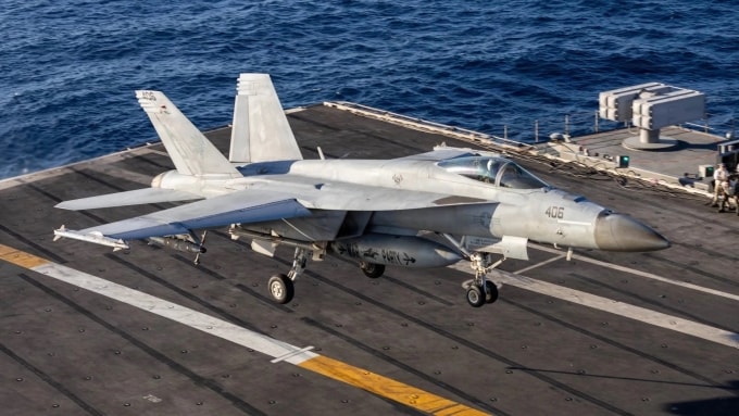 Tiêm kích F/A-18E hạ cánh xuống tàu sân bay Gerald R. Ford hôm 17/11. Ảnh: USN