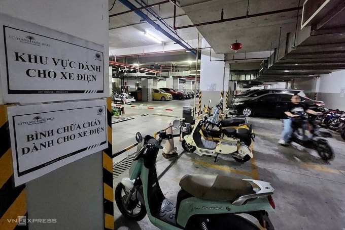 Một khu chung cư ở phường Gò Vấp, TP HCM không nhận giữ ôtô điện, bố trí nơi giữ xe máy điện ở gần bảo vệ, có bình chữa cháy riêng. Ảnh: Đình Văn