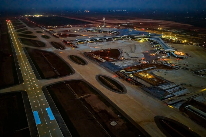 Đường băng số 1 nằm bên cạnh Nhà ga hành khách thử nghiệm sáng đèn đêm 10/11. Ảnh: Phước Tuấn