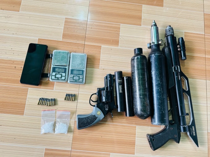 Súng của băng tội phạm bị thu giữ. Ảnh: C04