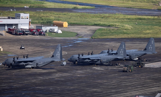 Máy bay HC-130J của Mỹ tại căn cứ Roosevelt Roads, Puerto Rico ngày 11/12. Ảnh: Reuters
