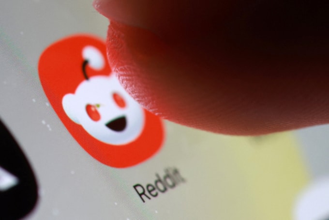 Biểu tượng ứng dụng Reddit trên smartphone. Ảnh:Reuters