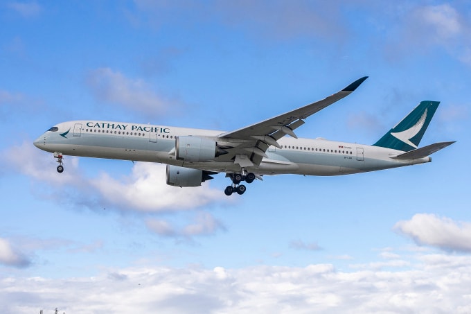 Một máy bay của hãng Cathay Pacific chuẩn bị hạ cánh xuống sân bay London Heathrow, Anh tháng 10/2024. Ảnh: AFP