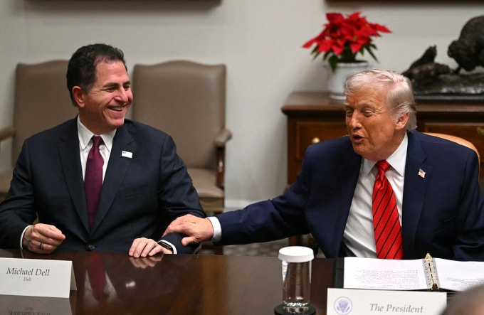 Miếng băng y tế trên mu bàn tay phải của Tổng thống Mỹ Donald Trump (phải) trong một cuộc họp tại Nhà Trắng hôm 10/12. Ảnh: AFP