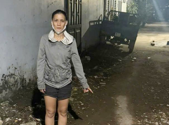 Lê Thị Bích Trâm tại hiện trường vụ cướp. Ảnh: Công an TP HCM