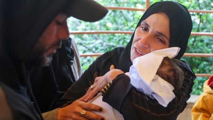 Jazar ôm thi thể con gái 8 tháng tuổi qua đời do giá rét ở Khan Younis, Dải Gaza. Ảnh: Reuters