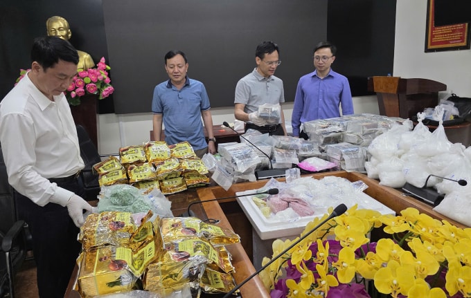 Lãnh đạo Ban chuyên án kiểm tra tang vật. Ảnh: C04