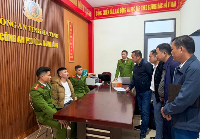 Cơ quan điều tra lấy lời khai Lý Văn Vũ (mặc áo khoác màu vàng nhạt), tại trụ sở Công an phường Vũng Áng, ngày 11/12. Ảnh: CAND